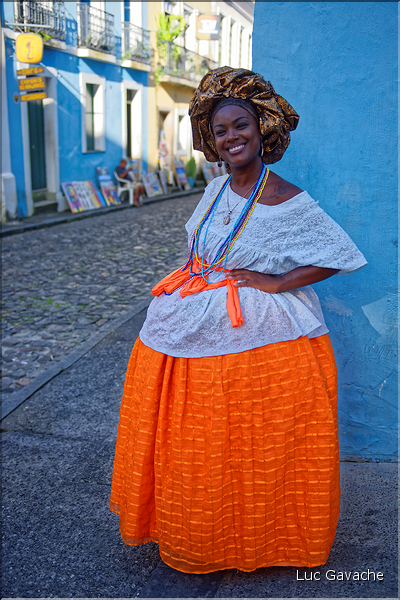Dans les rues du centre historique de Pelourinho. (38) Bahia est la plus afriquaine des villes du Brésil puisque c'est ici qu'arrivaient les esclaves. 