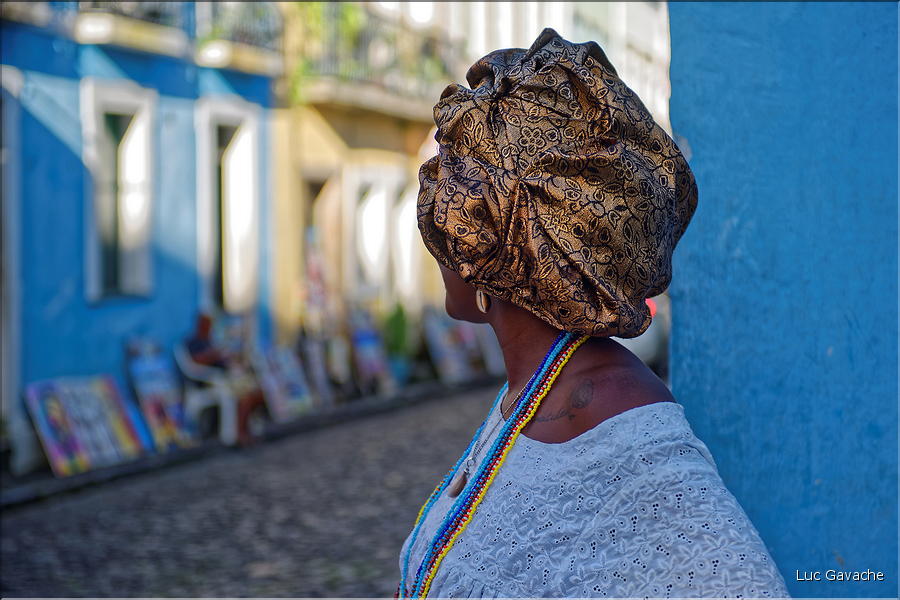 Dans les rues du centre historique de Pelourinho. (41) Bahia est la plus afriquaine des villes du Brésil puisque c'est ici qu'arrivaient les esclaves. 