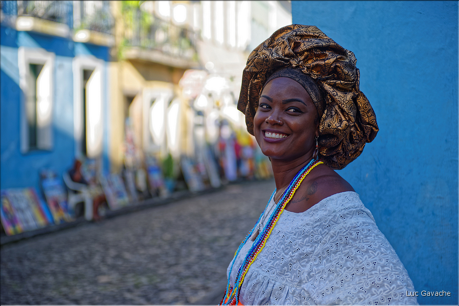 Dans les rues du centre historique de Pelourinho. (43) Bahia est la plus afriquaine des villes du Brésil puisque c'est ici qu'arrivaient les esclaves. 