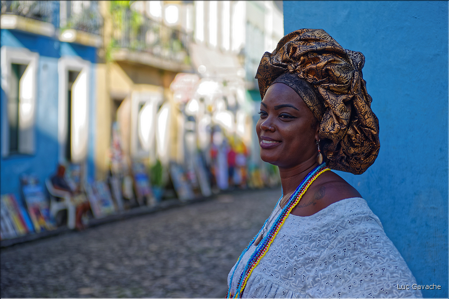 Dans les rues du centre historique de Pelourinho. (44) Bahia est la plus afriquaine des villes du Brésil puisque c'est ici qu'arrivaient les esclaves. 