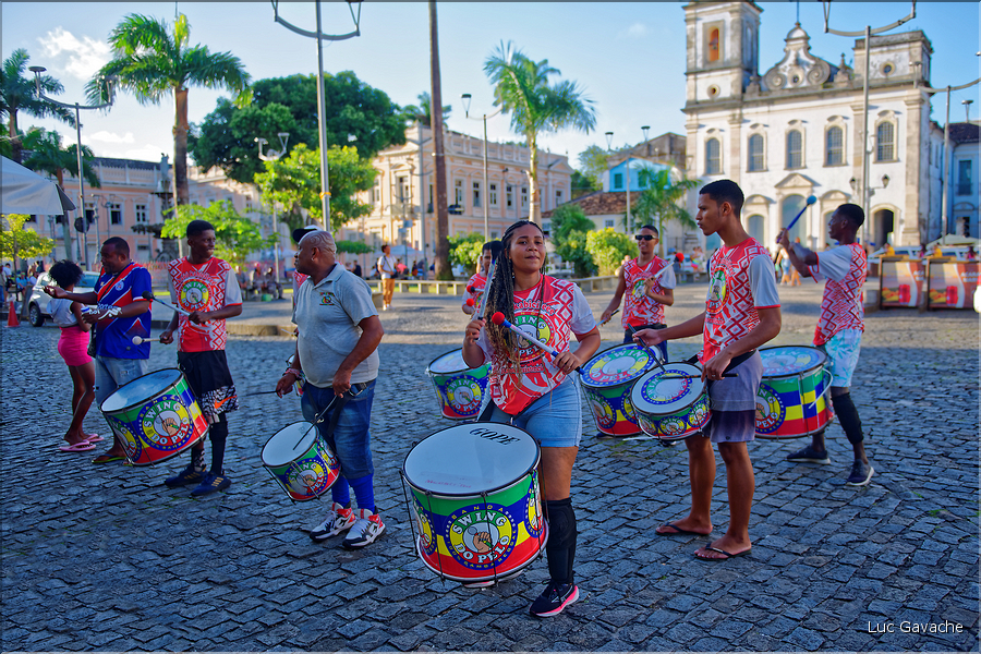 Orchestre de percussions traditionnelles nommé Batucada. (2)