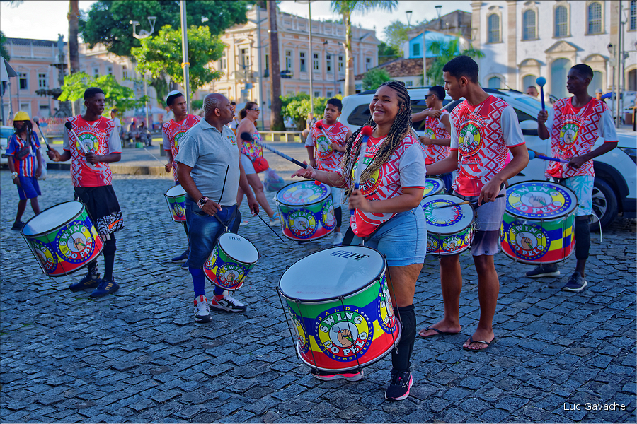 Orchestre de percussions traditionnelles nommé Batucada. (4)