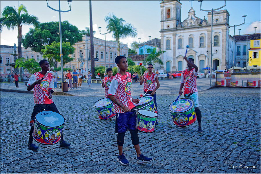 Orchestre de percussions traditionnelles nommé Batucada. (7)