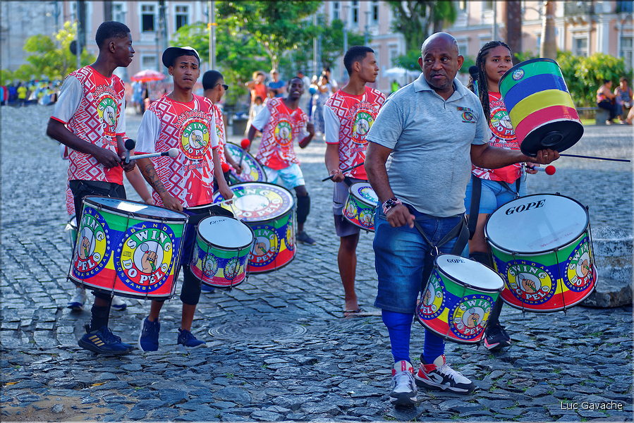 Orchestre de percussions traditionnelles nommé Batucada. (8)