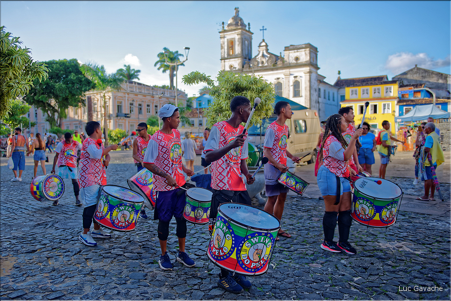 Orchestre de percussions traditionnelles nommé Batucada. (9)