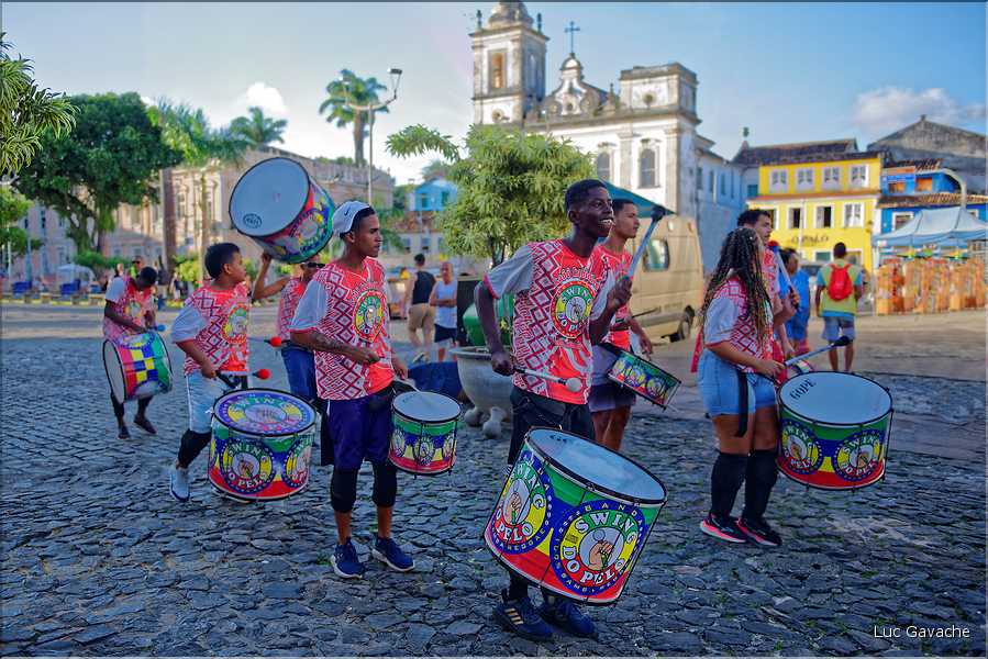 Orchestre de percussions traditionnelles nommé Batucada. (10)