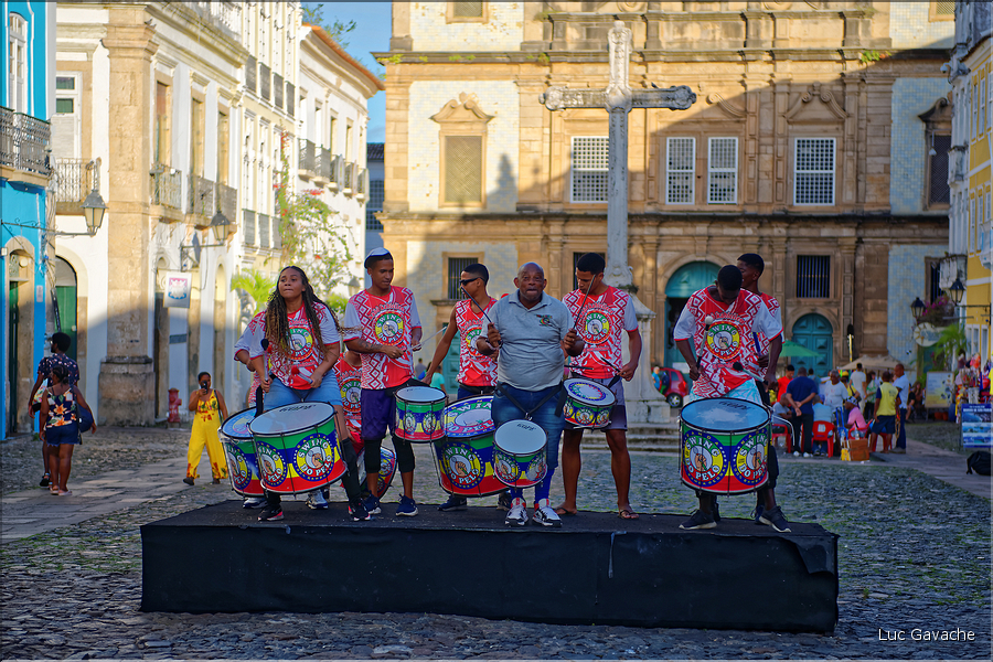 Orchestre de percussions traditionnelles nommé Batucada. (14)