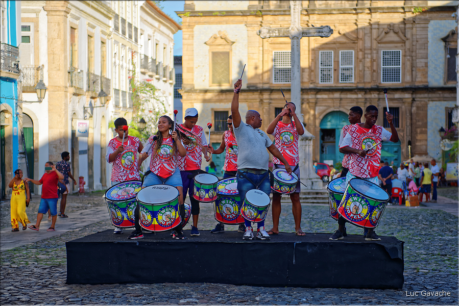 Orchestre de percussions traditionnelles nommé Batucada. (15)