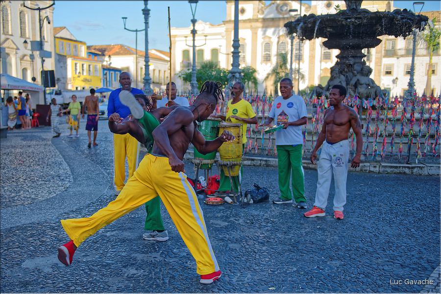 La capoeira est à la fois une danse  et une technique de combat, cette pratique étant inscrite au patrimoine culturel de l'humanité depuis 2014. (1)