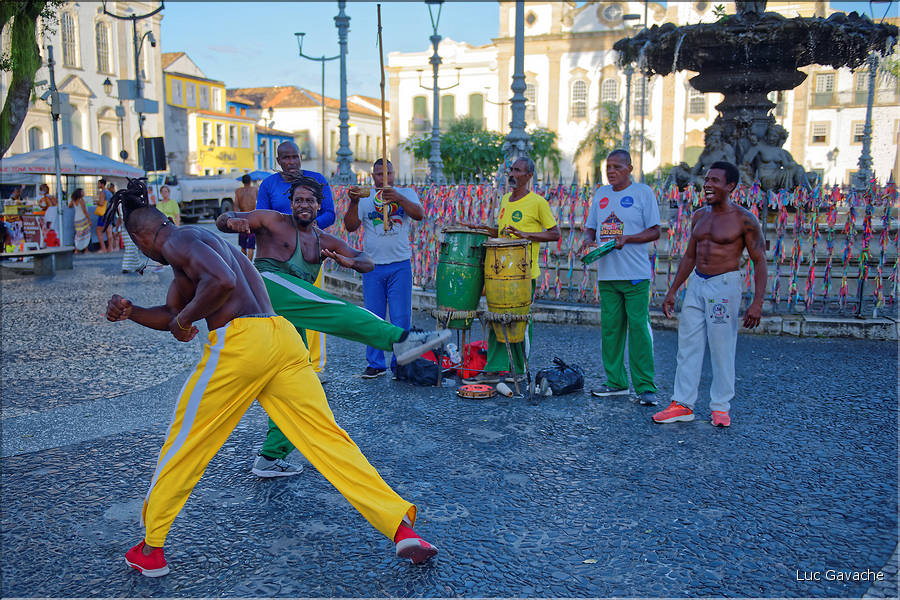 La capoeira est à la fois une danse  et une technique de combat, cette pratique étant inscrite au patrimoine culturel de l'humanité depuis 2014. (2)