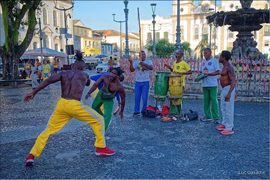 La capoeira est à la fois une danse  et une technique de combat, cette pratique étant inscrite au patrimoine culturel de l'humanité depuis 2014. (3)
