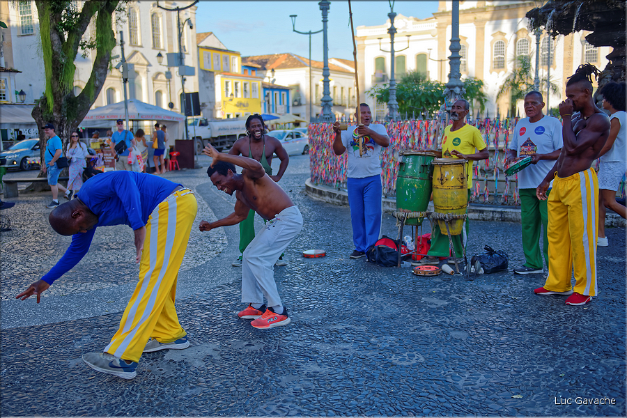 La capoeira est à la fois une danse  et une technique de combat, cette pratique étant inscrite au patrimoine culturel de l'humanité depuis 2014. (6)
