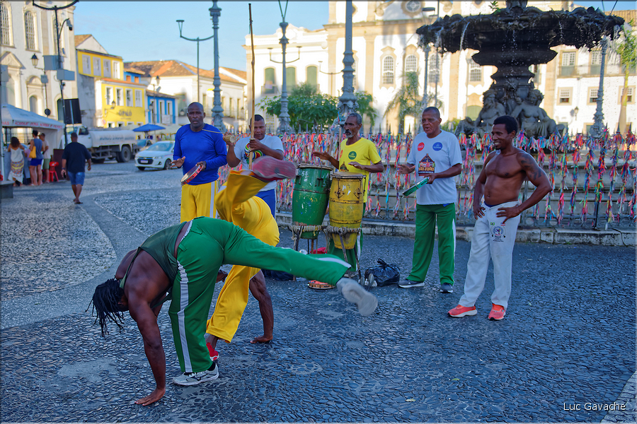 La capoeira est à la fois une danse  et une technique de combat, cette pratique étant inscrite au patrimoine culturel de l'humanité depuis 2014. (9)