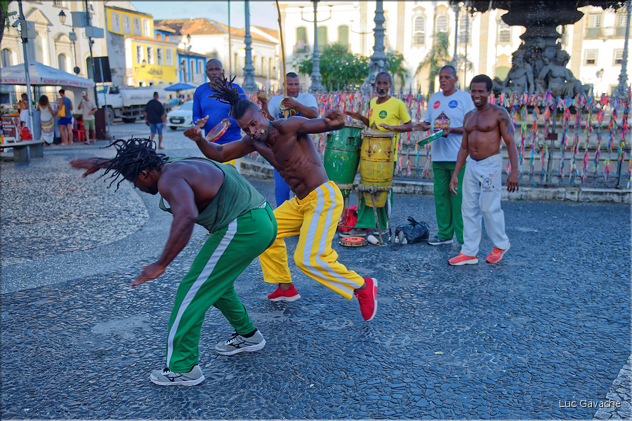 La capoeira est à la fois une danse  et une technique de combat, cette pratique étant inscrite au patrimoine culturel de l'humanité depuis 2014. (11)