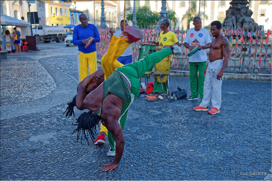 La capoeira est à la fois une danse  et une technique de combat, cette pratique étant inscrite au patrimoine culturel de l'humanité depuis 2014. (13)
