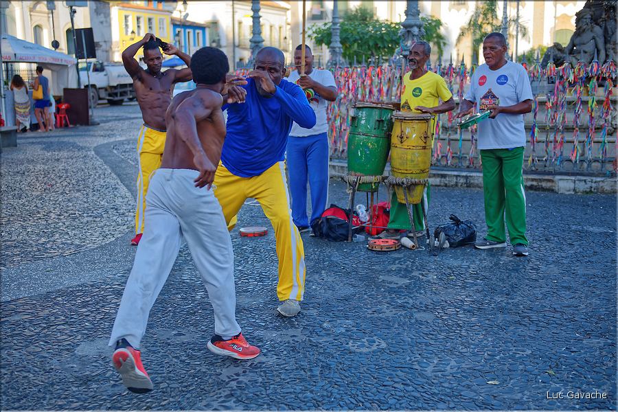 La capoeira est à la fois une danse  et une technique de combat, cette pratique étant inscrite au patrimoine culturel de l'humanité depuis 2014. (16)
