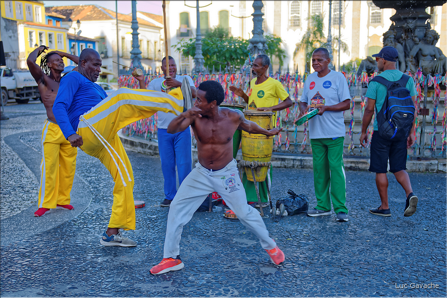 La capoeira est à la fois une danse  et une technique de combat, cette pratique étant inscrite au patrimoine culturel de l'humanité depuis 2014. (18)