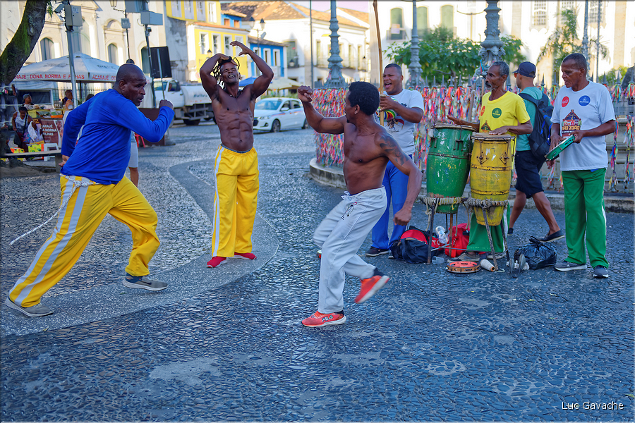 La capoeira est à la fois une danse  et une technique de combat, cette pratique étant inscrite au patrimoine culturel de l'humanité depuis 2014. (19)