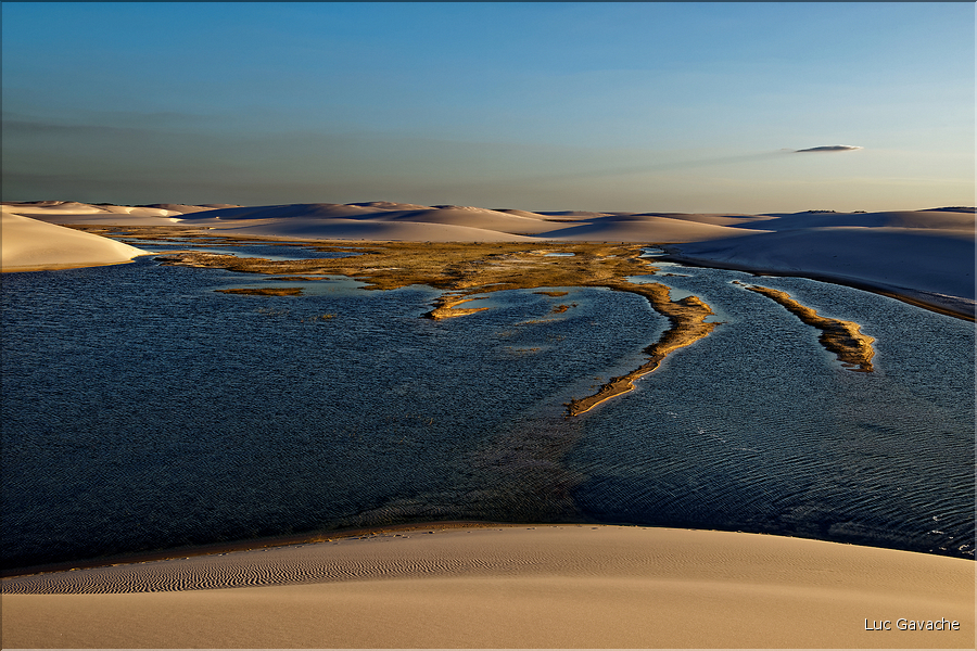 Les Lençois Maranhenses. s'étendent, dans une sucession de dunes et de petits lacs, le long du littoral sur près de 80 km. (1)