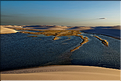 Les Lençois Maranhenses. s'étendent, dans une sucession de dunes et de petits lacs, le long du littoral sur près de 80 km. (1)