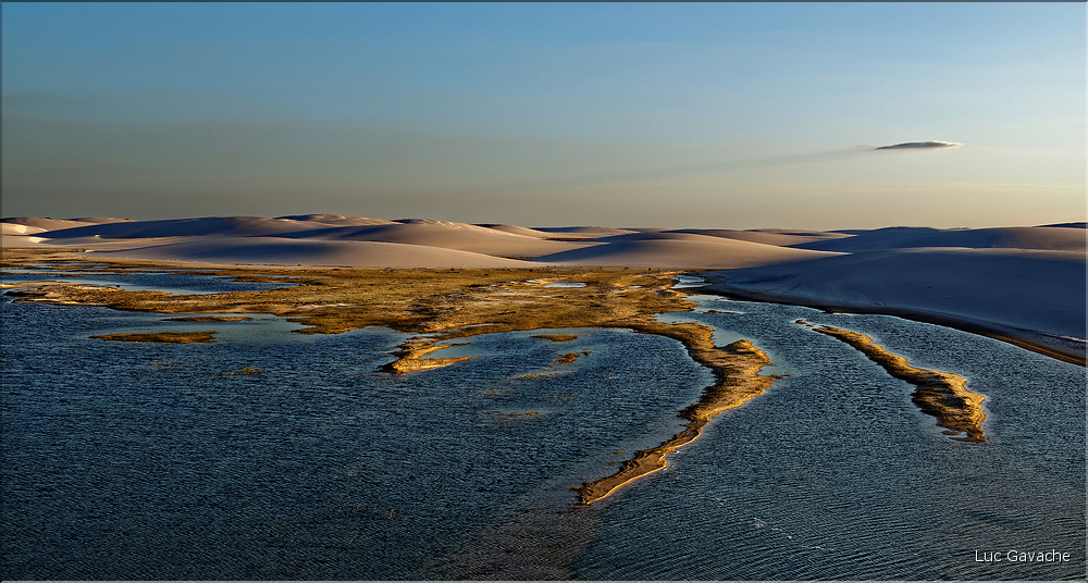 Les Lençois Maranhenses. s'étendent, dans une sucession de dunes et de petits lacs, le long du littoral sur près de 80 km. (2)