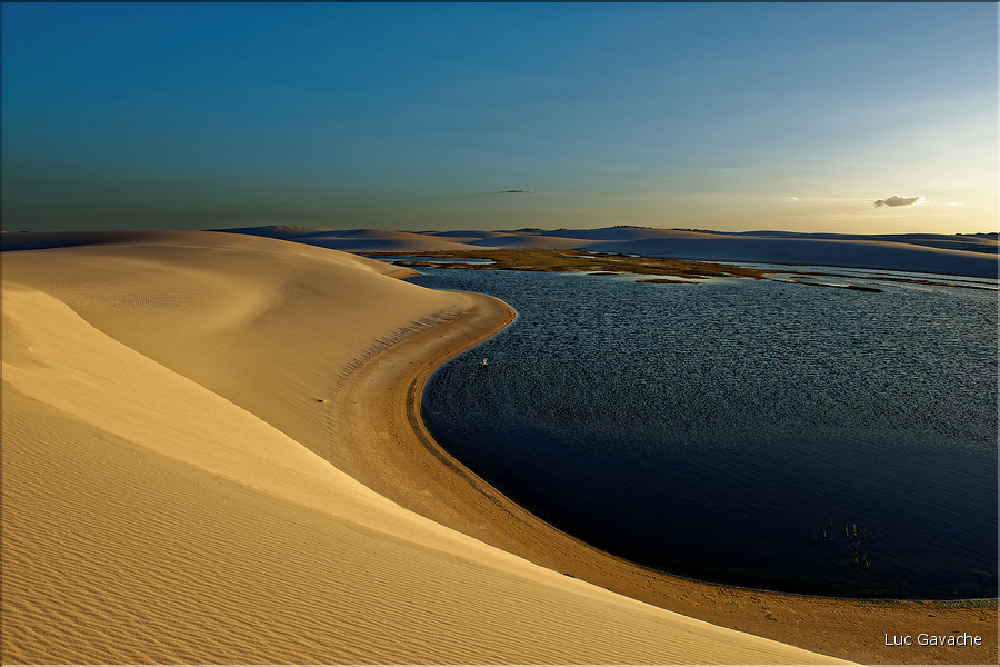Les Lençois Maranhenses. s'étendent, dans une sucession de dunes et de petits lacs, le long du littoral sur près de 80 km. (5)