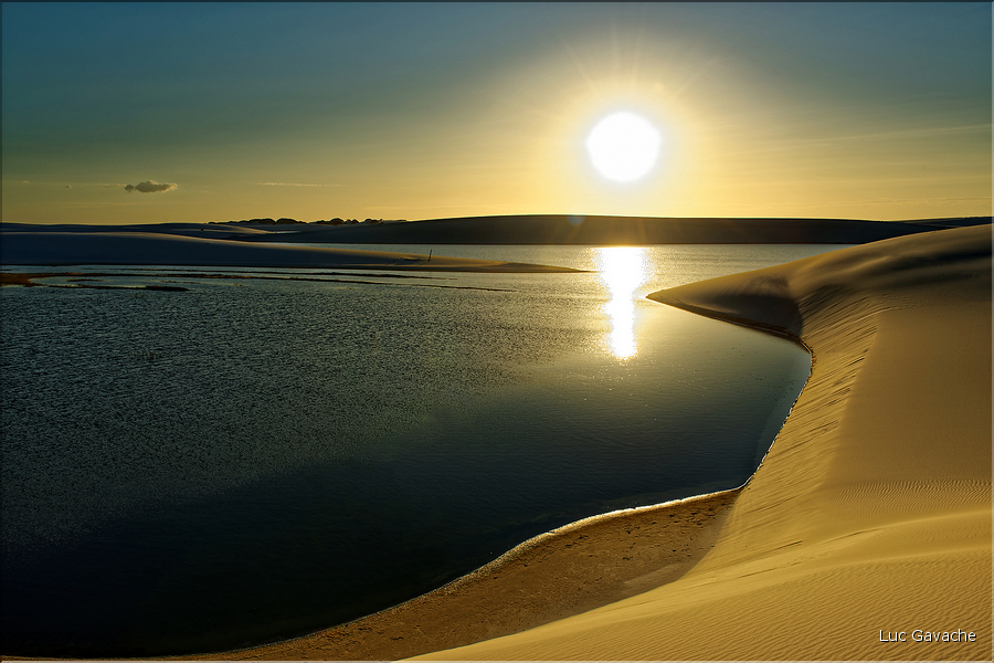 Les Lençois Maranhenses. s'étendent, dans une sucession de dunes et de petits lacs, le long du littoral sur près de 80 km. (6)