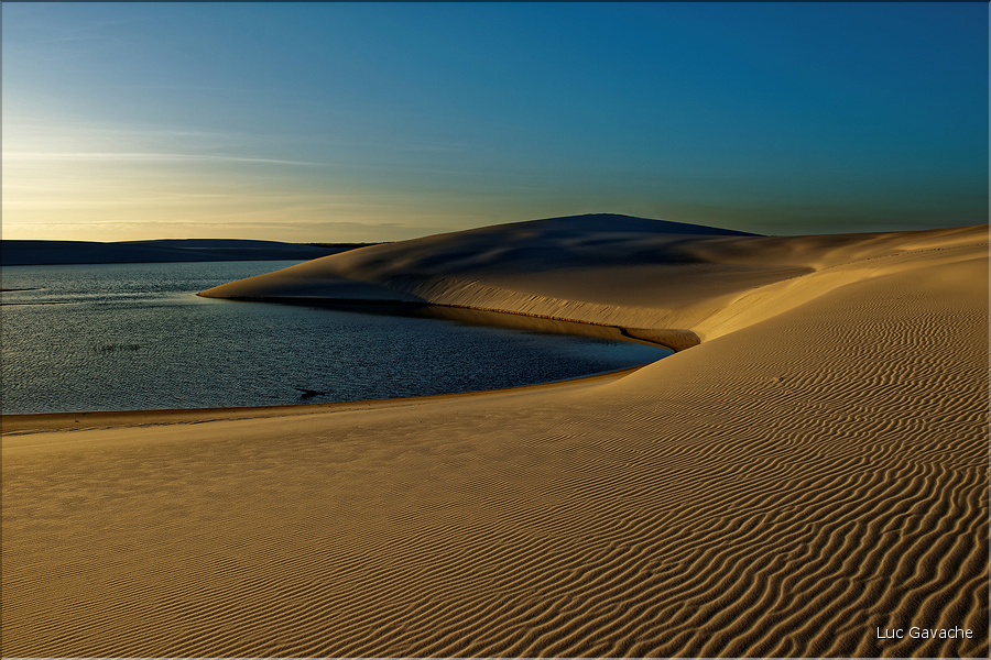 Les Lençois Maranhenses. s'étendent, dans une sucession de dunes et de petits lacs, le long du littoral sur près de 80 km. (8)