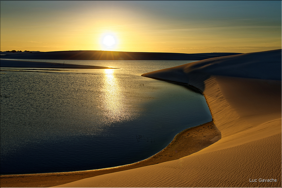 Les Lençois Maranhenses. s'étendent, dans une sucession de dunes et de petits lacs, le long du littoral sur près de 80 km. (10)