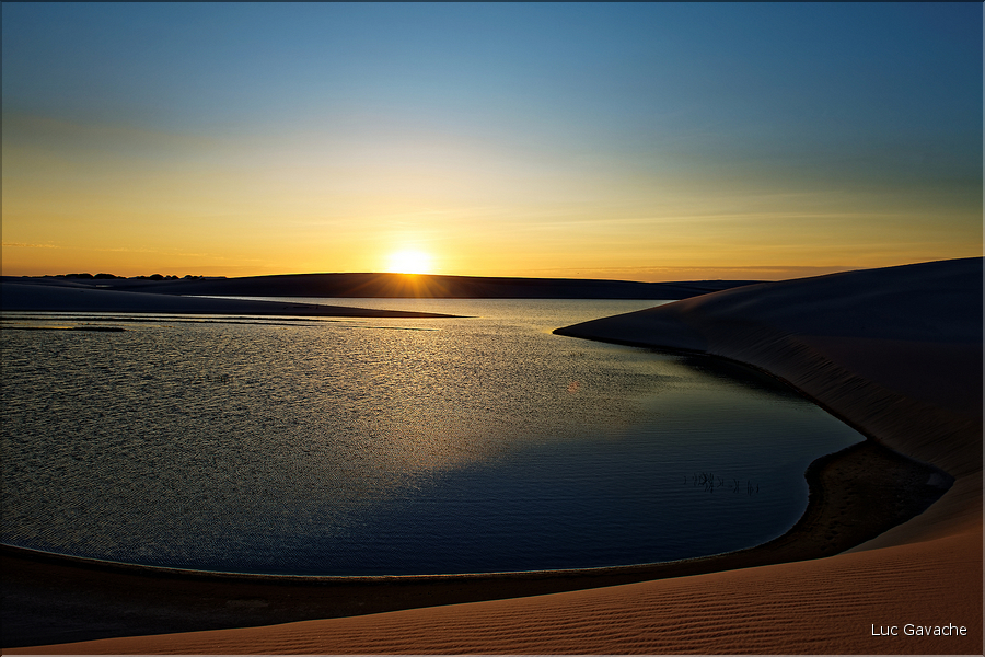 Les Lençois Maranhenses. s'étendent, dans une sucession de dunes et de petits lacs, le long du littoral sur près de 80 km. (13)