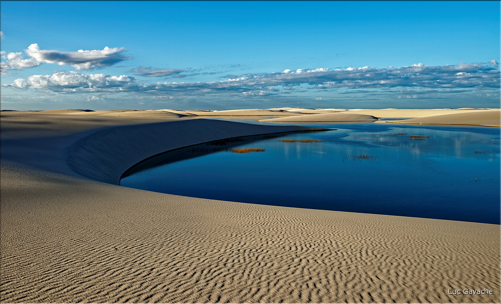 Les Lençois Maranhenses. s'étendent, dans une sucession de dunes et de petits lacs, le long du littoral sur près de 80 km. (16)