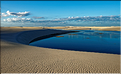 Les Lençois Maranhenses. s'étendent, dans une sucession de dunes et de petits lacs, le long du littoral sur près de 80 km. (16)