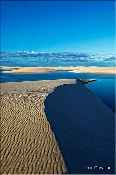 Les Lençois Maranhenses. s'étendent, dans une sucession de dunes et de petits lacs, le long du littoral sur près de 80 km. (17)