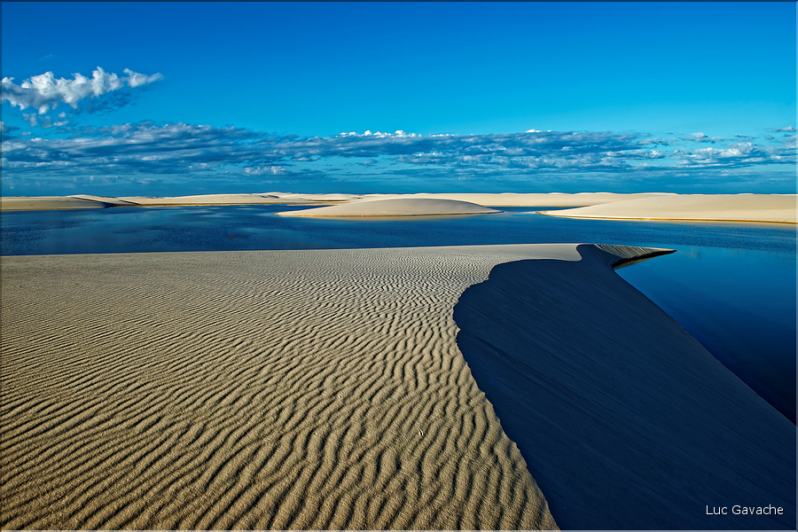 Les Lençois Maranhenses. s'étendent, dans une sucession de dunes et de petits lacs, le long du littoral sur près de 80 km. (18)