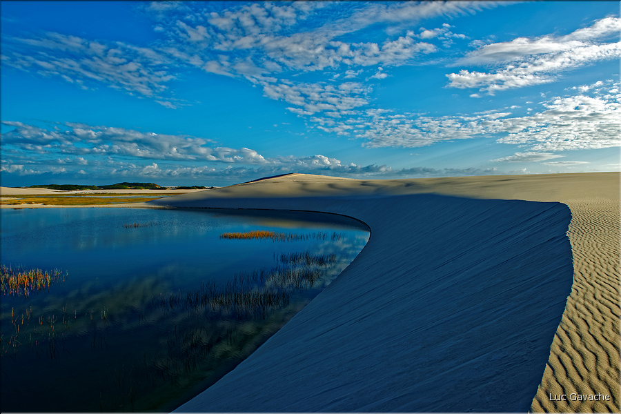 Les Lençois Maranhenses. s'étendent, dans une sucession de dunes et de petits lacs, le long du littoral sur près de 80 km. (19)