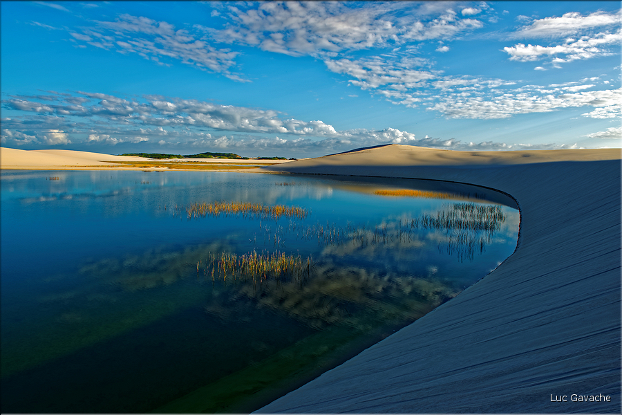 Les Lençois Maranhenses. s'étendent, dans une sucession de dunes et de petits lacs, le long du littoral sur près de 80 km. (20)