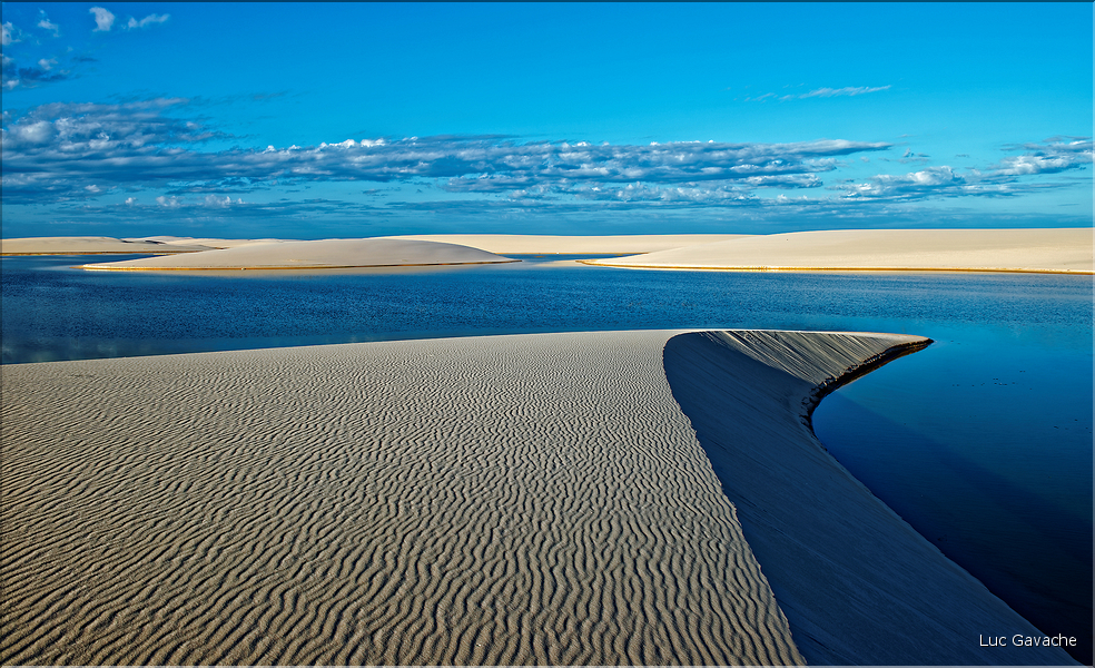 Les Lençois Maranhenses. s'étendent, dans une sucession de dunes et de petits lacs, le long du littoral sur près de 80 km. (21)