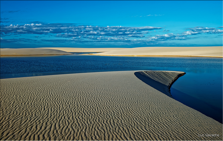 Les Lençois Maranhenses. s'étendent, dans une sucession de dunes et de petits lacs, le long du littoral sur près de 80 km. (23)