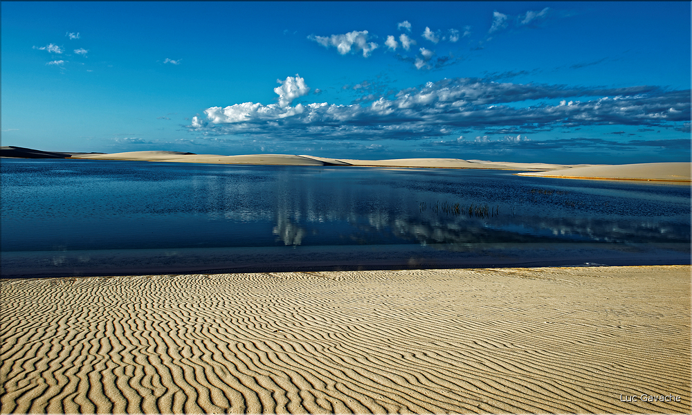 Les Lençois Maranhenses. s'étendent, dans une sucession de dunes et de petits lacs, le long du littoral sur près de 80 km. (24)