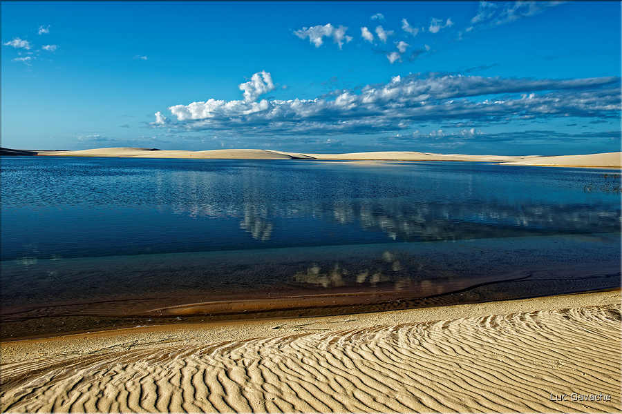 Les Lençois Maranhenses. s'étendent, dans une sucession de dunes et de petits lacs, le long du littoral sur près de 80 km. (25)
