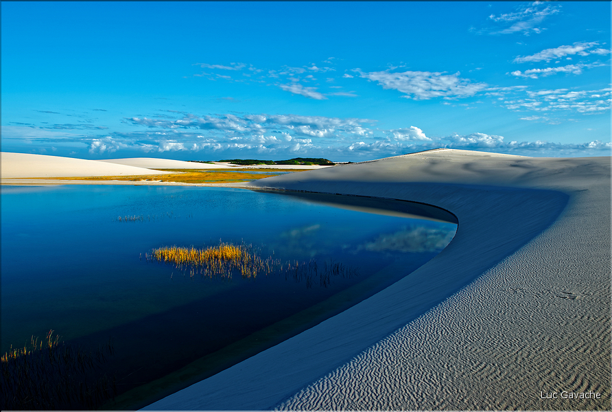 Les Lençois Maranhenses. s'étendent, dans une sucession de dunes et de petits lacs, le long du littoral sur près de 80 km. (27)