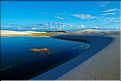 Les Lençois Maranhenses. s'étendent, dans une sucession de dunes et de petits lacs, le long du littoral sur près de 80 km. (27)
