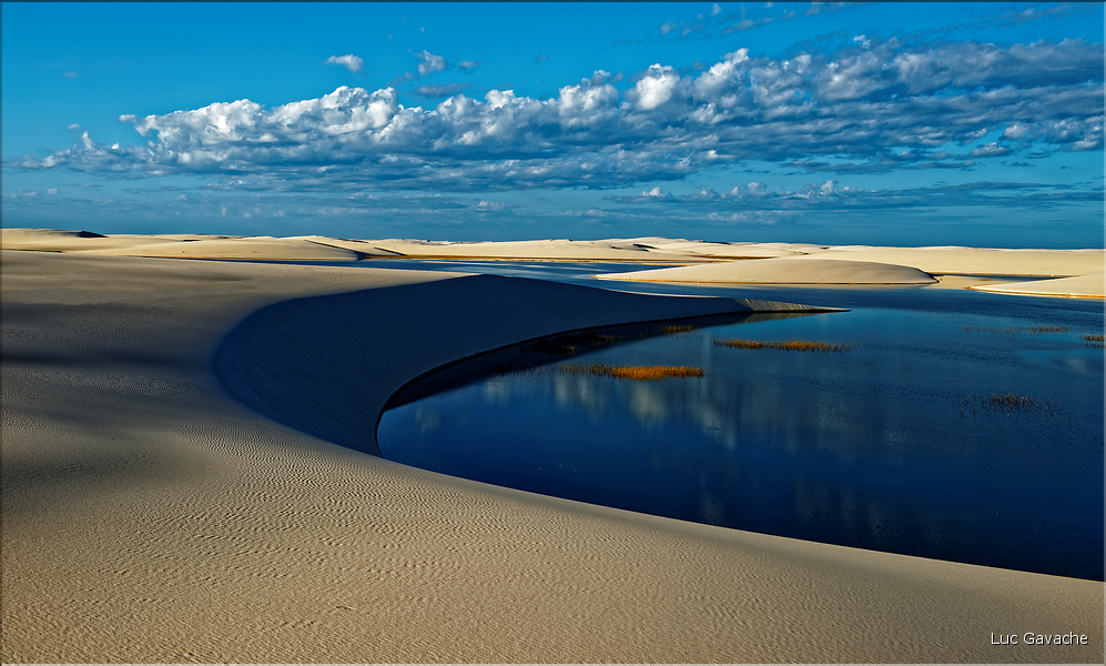 Les Lençois Maranhenses. s'étendent, dans une sucession de dunes et de petits lacs, le long du littoral sur près de 80 km. (28)