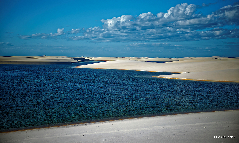 Les Lençois Maranhenses. s'étendent, dans une sucession de dunes et de petits lacs, le long du littoral sur près de 80 km. (32)