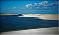 Les Lençois Maranhenses. s'étendent, dans une sucession de dunes et de petits lacs, le long du littoral sur près de 80 km. (32)