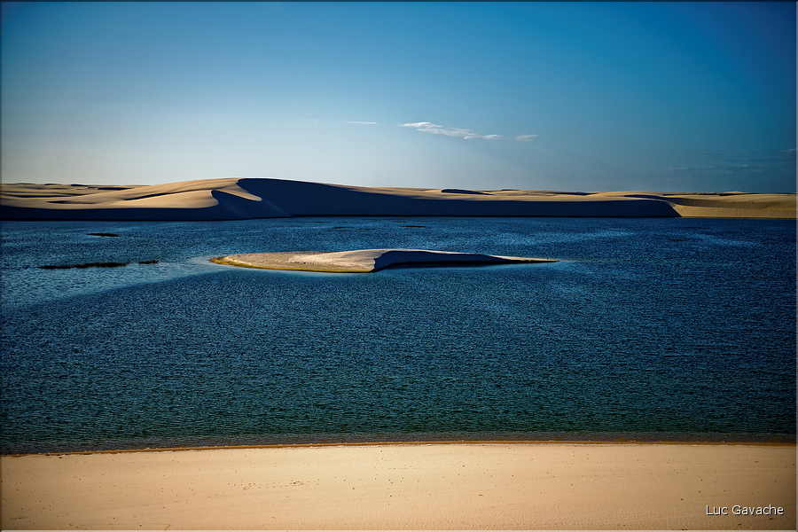 Les Lençois Maranhenses. s'étendent, dans une sucession de dunes et de petits lacs, le long du littoral sur près de 80 km. (33)
