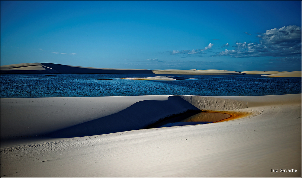 Les Lençois Maranhenses. s'étendent, dans une sucession de dunes et de petits lacs, le long du littoral sur près de 80 km. (34)