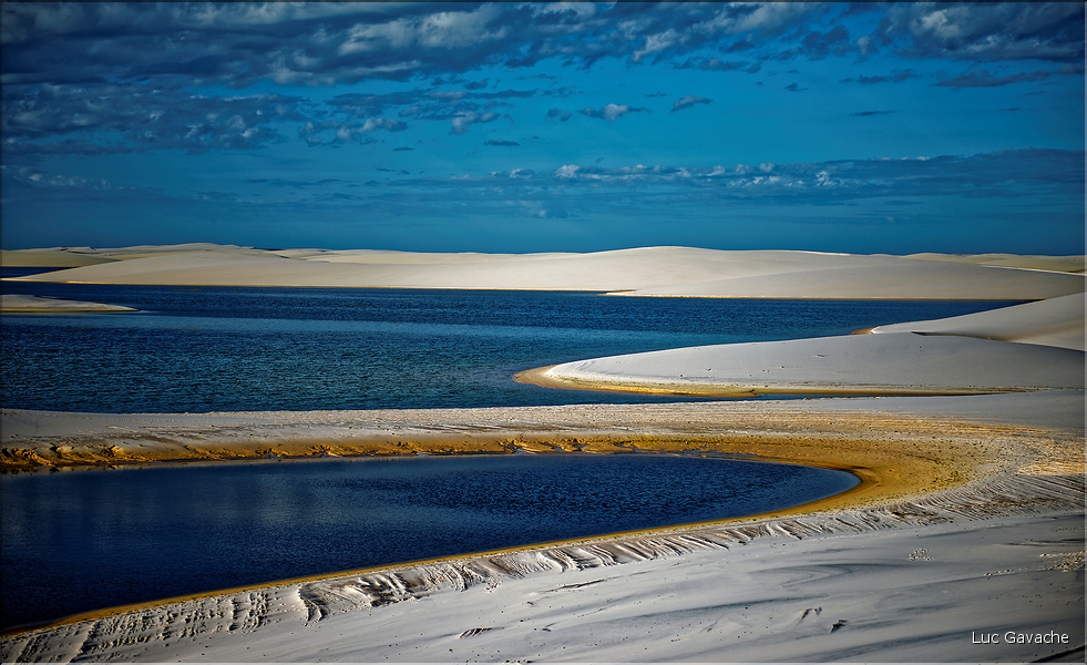 Les Lençois Maranhenses. s'étendent, dans une sucession de dunes et de petits lacs, le long du littoral sur près de 80 km. (35)