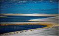 Les Lençois Maranhenses. s'étendent, dans une sucession de dunes et de petits lacs, le long du littoral sur près de 80 km. (35)