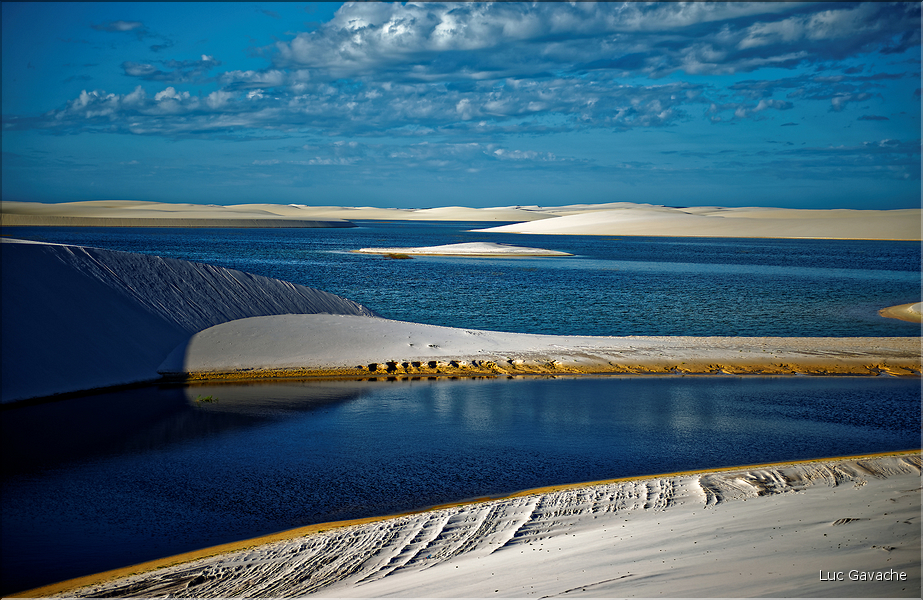 Les Lençois Maranhenses. s'étendent, dans une sucession de dunes et de petits lacs, le long du littoral sur près de 80 km. (36)